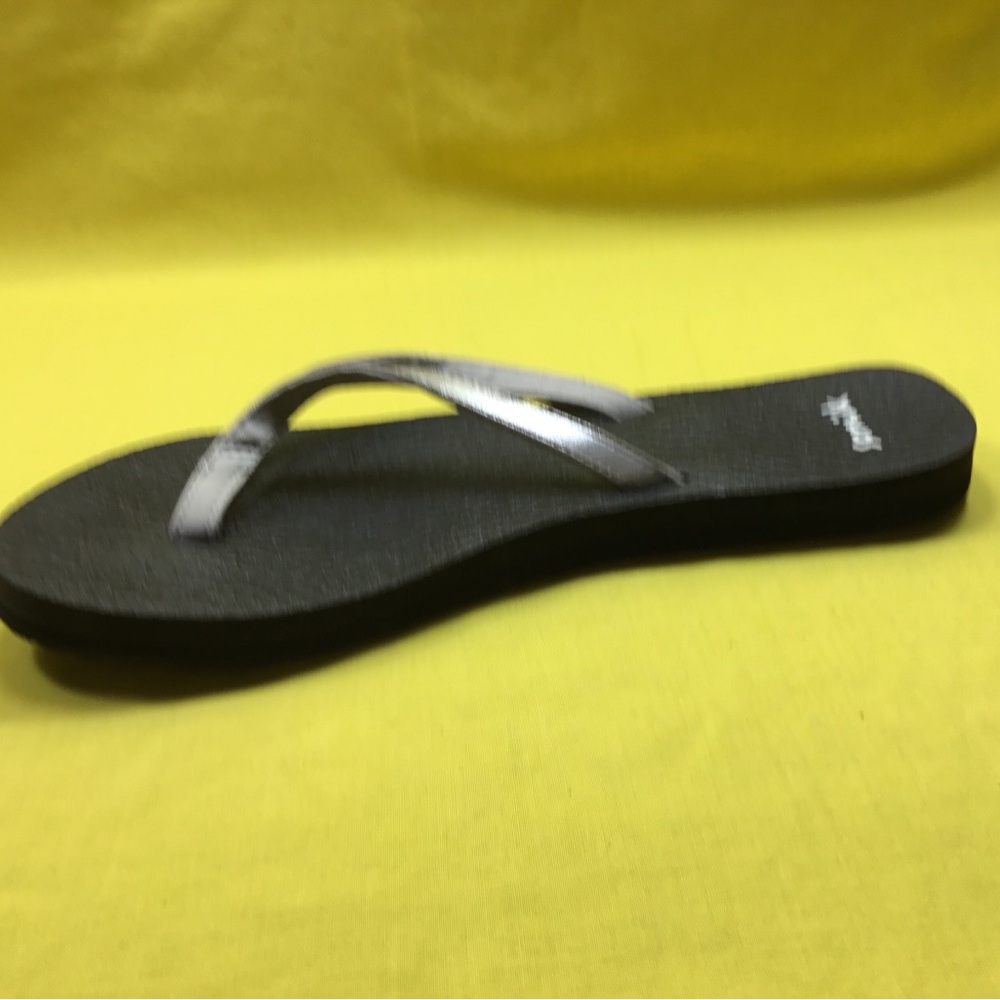 Sanuk Women's Metallic Silver and Black Flip Flop Sandals SZ 8 - Picture 6 of 8
